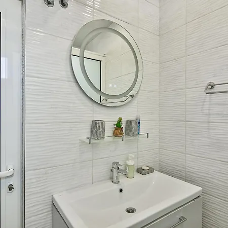 Cozy Flat For 3 On A Budget 아파트 *