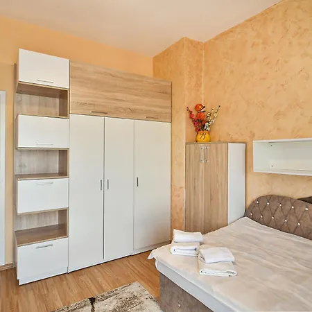 아파트 Cozy Flat For 3 On A Budget